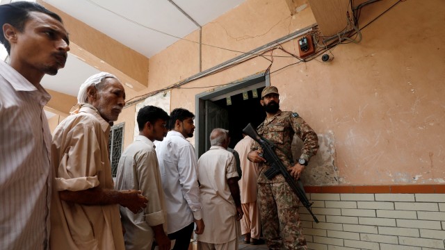 Saat warga Pakistan mengantre untuk ikut pemilu. (Foto: REUTERS/Akhtar Soomro)