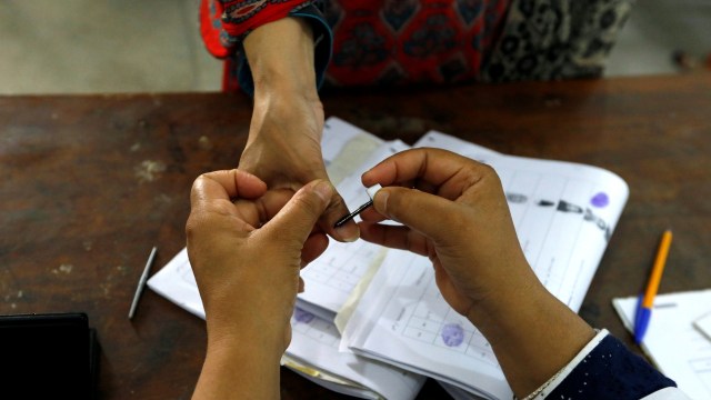 Seorang wanita Pakistan mendapatkan tinta di ibu jarinya, sebagai tanda bahwa ia telah mencoblos. (Foto: REUTERS/Faisal Mahmood)