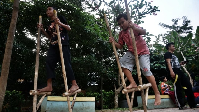 Sejumlah anak memainkan permainan tradisional di RPTRA Cililitan. (Foto: Fitra Andrianto/kumparan)
