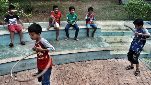 Sejumlah anak memainkan permainan tradisional di RPTRA Cililitan. (Foto: Fitra Andrianto/kumparan)