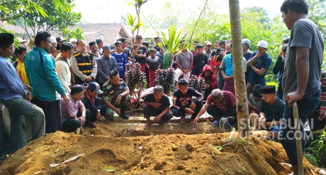 Pemakaman Korban Keracunan Tutut di Kadudampit Sukabumi, Ibunda Pingsan Berulangkali