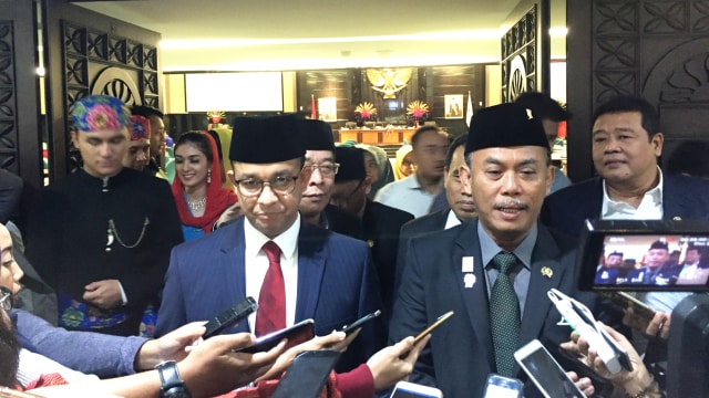Anies Baswedan dan Prasetyo Edi Marsudi di DPRD DKI Jakarta. (Foto: Moh Fajri/kumparan)