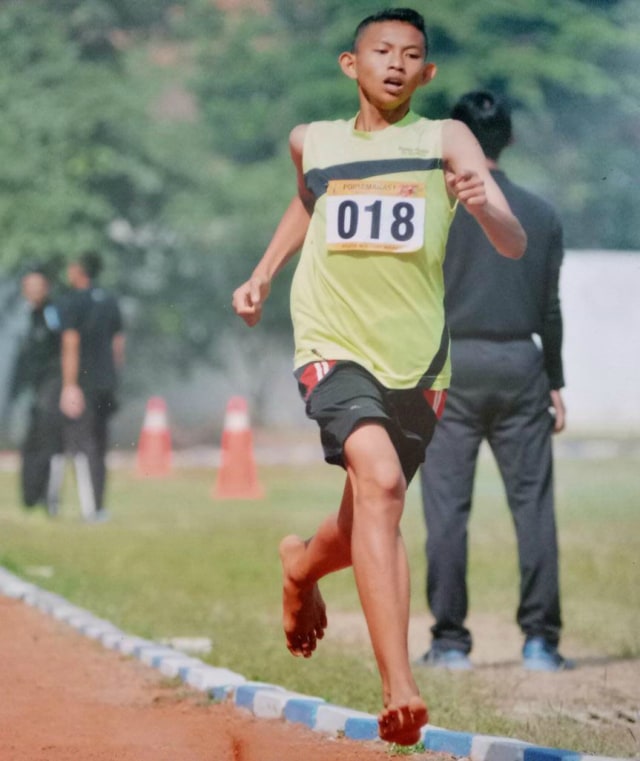 Tak Gunakan Sepatu, Rizal Jadi Juara Nasional Lari 1.000 Meter