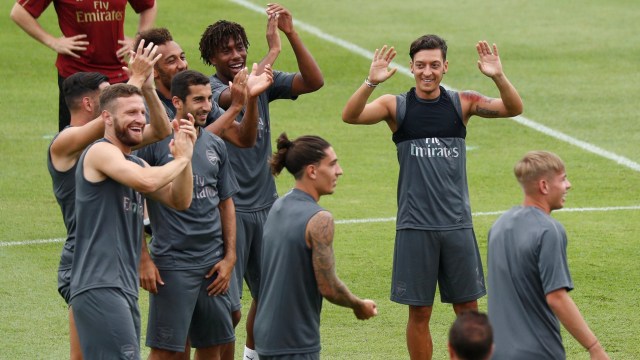 Mesut Oezil sudah ikut berlatih bersama Arsenal di Singapura. (Foto: REUTERS/Edgar Su)