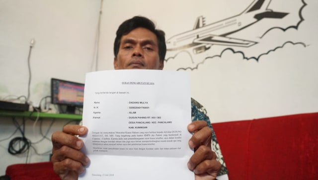 Dadang Mulya, pria yang mengaku ada di bungkus rokok menunjukkan surat pencabutan kuasa hukum. (Foto: Helmi Afandi Abdullah/kumparan)