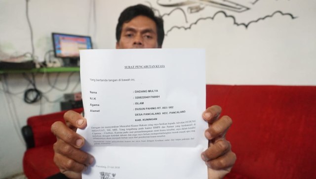 Dadang Mulya, pria yang mengaku ada di bungkus rokok menunjukkan surat pencabutan kuasa hukum. (Foto: Helmi Afandi Abdullah/kumparan)