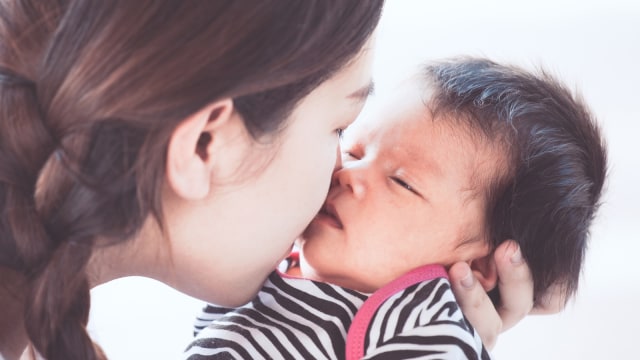 Ibu mencium bayinya yang baru lahir (Foto: Thinkstock)