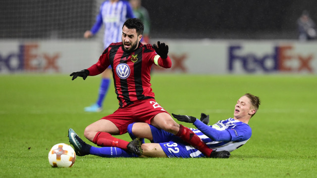 Brwa Nouri menerima tekel saat Ostersunds melawan Hertha Berlin pada laga Liga Europa 2017/18. (Foto: Tobias Schwarz/AFP)