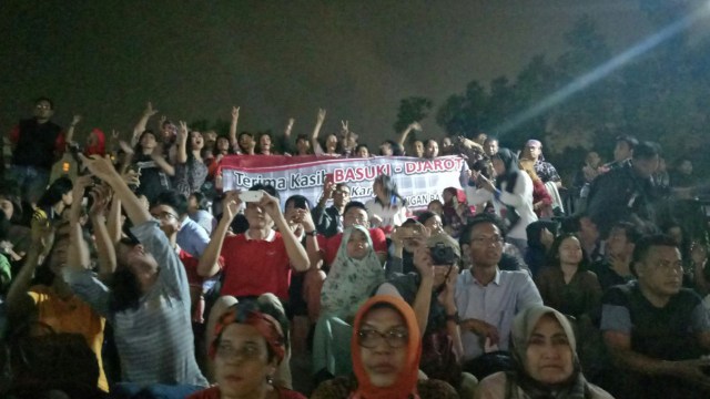 Warga teriakkan "Ahok-Djarot, Terima Kasih Pak Ahok" saat Anies meresmikan penataan kembali Lapangan Banteng. (Foto: Nabilla Fatiara/kumparan)