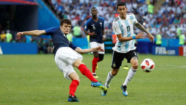 Proses gol Pavard ke gawang Argentina. (Foto: REUTERS/John Sibley)