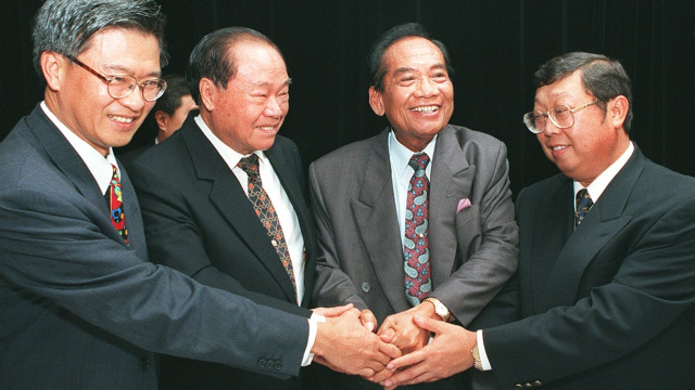 Sjamsul Nursalim saat berjabat tangan dengan Indra Wijaya (Kiri), Eka Tjipta Wijaya, dan Sukamdani Gitosarjono. (Foto: AFP/KEMAL JUFRI )