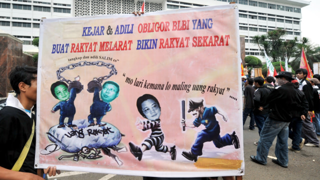Poster demonstrasi terkait kasus BLBI, pada 22 Juli 2008. (Foto: AFP PHOTO/ADEK BERRY)