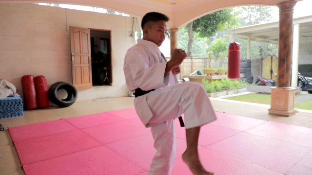 Fauzan Noor juara dunia karate tradisional (ITKF/International Traditional Karate Federation) saat menunjukkan kemampuannya kepada kumparan.  (Foto: Retno Wulandhari/kumparan)