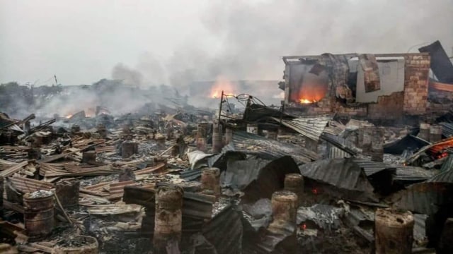 Suasana lapak barang bekas yang terbakar di kawasan Cakung, Jakarta. (Foto: dok damkar Jaktim)