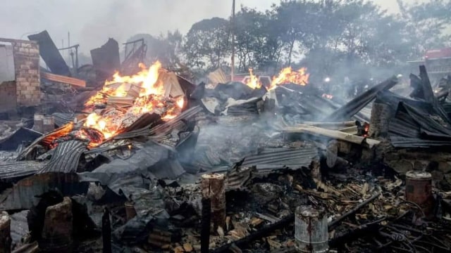 Suasana lapak barang bekas yang terbakar di kawasan Cakung, Jakarta. (Foto: dok damkar Jaktim)