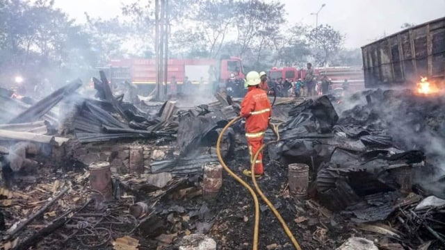 Petugas pemadam kebakaran berusaha memadamkan api yang membakar lapak barang bekas di kawasan Cakung, Jakarta. (Foto: dok damkar Jaktim)
