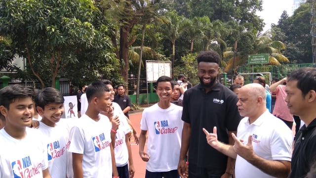 Pemain Boston Celtics, Jaylen Brown, memberikan coaching clinic di Indonesia melalui program Jr.NBA. (Foto: Aditia Nugraha/kumparan)
