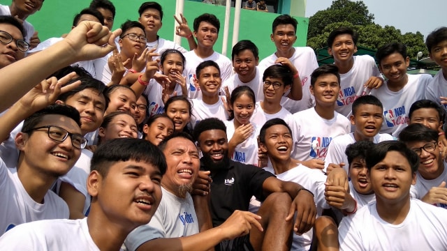 Pemain Boston Celtics, Jaylen Brown, memberikan coaching clinic di Indonesia melalui program Jr.NBA. (Foto: Aditia Nugraha/kumparan)