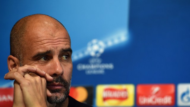 Pep Guardiola merenungi hasil buruk Manchester City. (Foto: Paul Ellis/AFP)