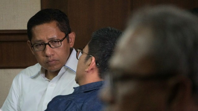 Terpidana Anas Urbaningrum (kiri), sebelum menjalani sidang Peninjauan Kembali terkait kasus korupsi proyek Hambalang di Pengadilan Tipikor, Jakarta, Kamis (26/7). (Foto: Nugroho Sejati/kumparan)