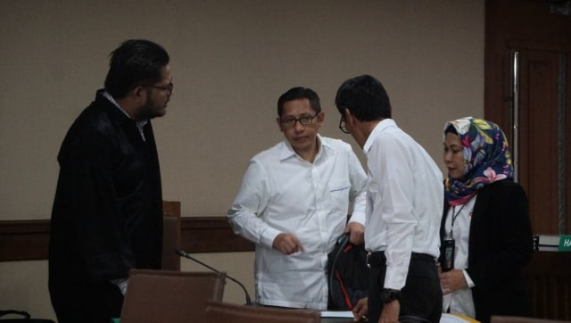 Terpidana Anas Urbaningrum (tengah), sebelum menjalani sidang Peninjauan Kembali terkait kasus korupsi proyek Hambalang di Pengadilan Tipikor, Jakarta, Kamis (26/7). (Foto: Nugroho Sejati/kumparan)