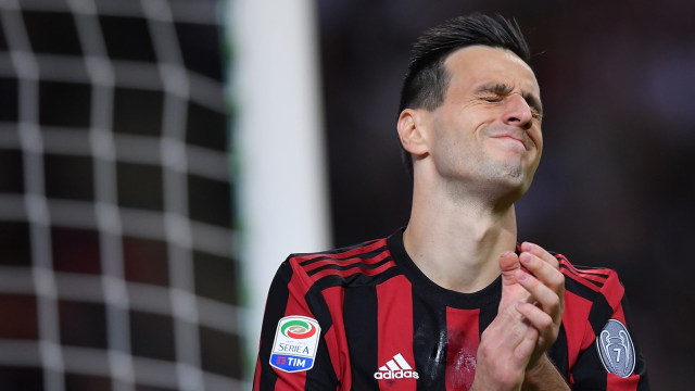 Nikola Kalinic sebaiknya angkat kaki dari Milan. (Foto: AFP/Marco Bertorello)