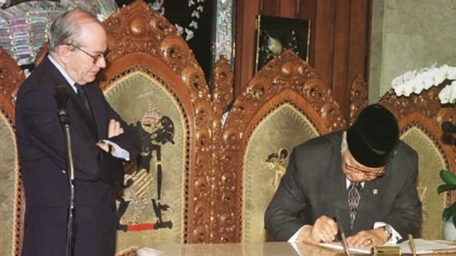 Managing Director IMF, Michel Camdessus saat menyaksikan Presiden RI ke-2 Soeharto, menandatangani kesepakatan dengan IMF. (Foto: Dok. Istimewa)