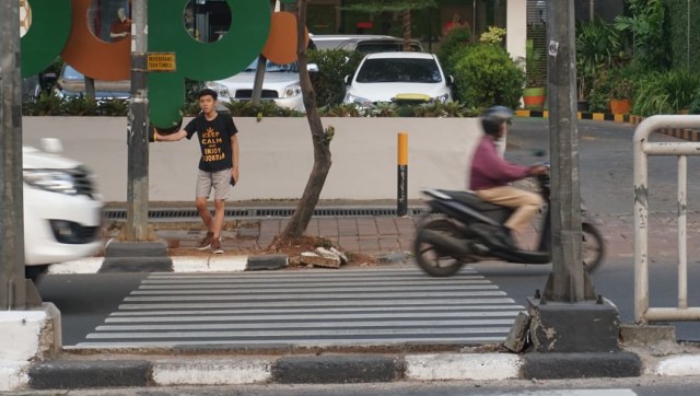 Sejumlah warga saat menggunakan Pelican Crossing untuk menyeberangi jalan raya di kawasan Tebet, Jakarta, Kamis (26/7). (Foto: Helmi Afandi/kumparan)