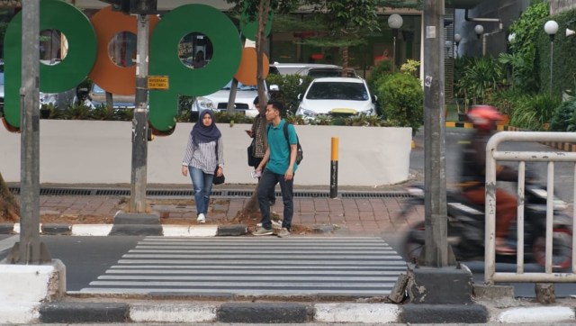 Sejumlah warga saat menggunakan Pelican Crossing untuk menyeberangi jalan raya di kawasan Tebet, Jakarta, Kamis (26/7). (Foto: Helmi Afandi/kumparan)