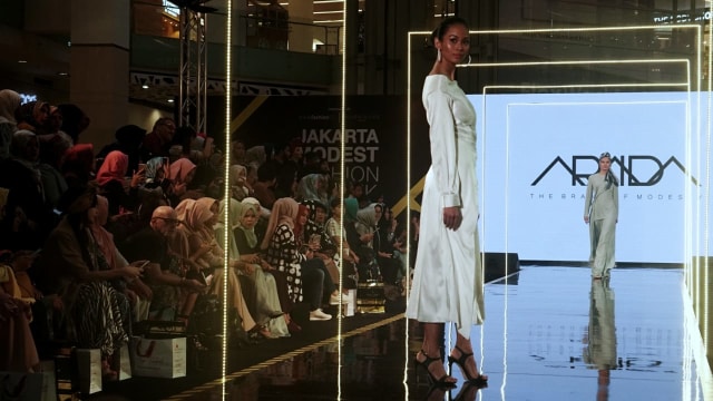 Rancangan Araida desainer asal Rusia di Jakarta Modest Fashion Week 2018. (Foto: Garin Gustavian Irawan/kumparan)