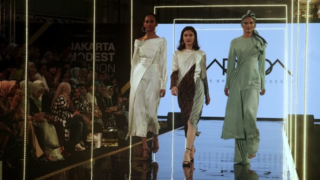 Rancangan Araida desainer asal Rusia di Jakarta Modest Fashion Week 2018. (Foto: Garin Gustavian Irawan/kumparan)