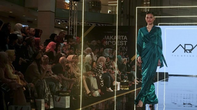 Rancangan Araida desainer asal Rusia di Jakarta Modest Fashion Week 2018. (Foto: Garin Gustavian Irawan/kumparan)