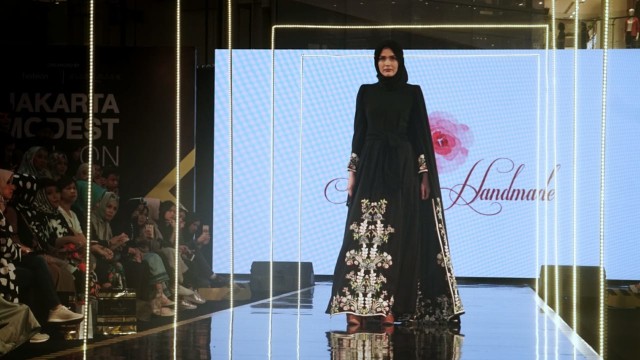 Rancangan Anggia Hanmade desainer asal Indonesia pada Jakarta Modest Fashion Week 2018. (Foto: Garin Gustavian Irawan/kumparan)