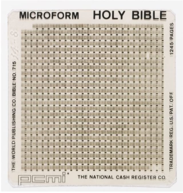 Bentuk mikroform Alkitab bulan. (Foto: Nate D. Sanders Auctions)