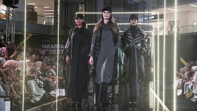Sejumlah model memperagakan busana rancangan Sofie berpose di catwalk pada Jakarta Modest Fashion Week 2018. (Foto: Garin Gustavian/kumparan)