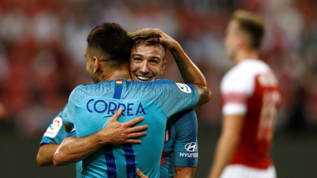 Luciano Vietto memeluk Angel Correa. (Foto: REUTERS/Edgar Su)