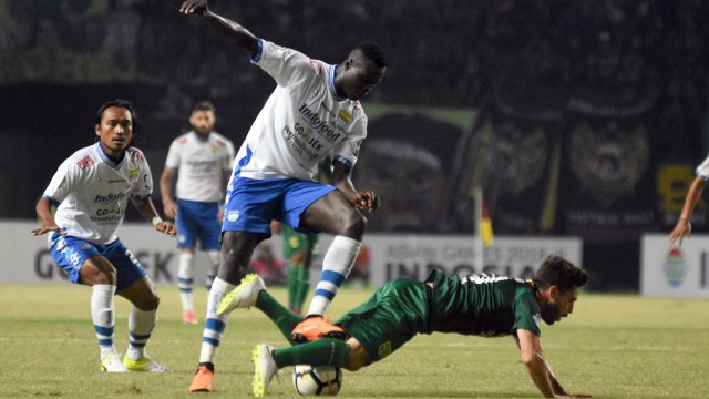 Duel Persib vs Persebaya. (Foto: ANTARA/Risyal Hidayat)