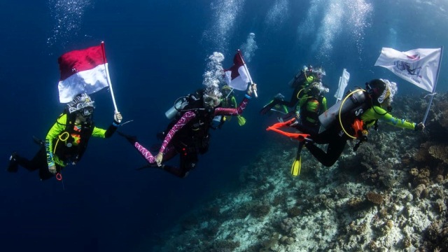 Keindahan alam di bawah laut Hidden Bay, saat replika Obor Asian Games dibawa menyelam. (Foto: Dok. Humas Polri)