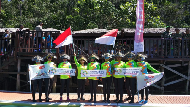 Replika obor Asian Games 2018  dibawa menyelam oleh Ny Tri Tito Karnavian didampingi Nadine Chandrawinata, bersama penyelam lainnya di Hidden Bay. Piaynemo, Raja Ampat,  (Foto: Dok. Humas Polri)