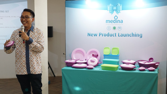 Teguh Hasdianto (Sales Manager Dusdusan.com) menerangkan enam set produk baru Medina (Foto: dok.Medina)