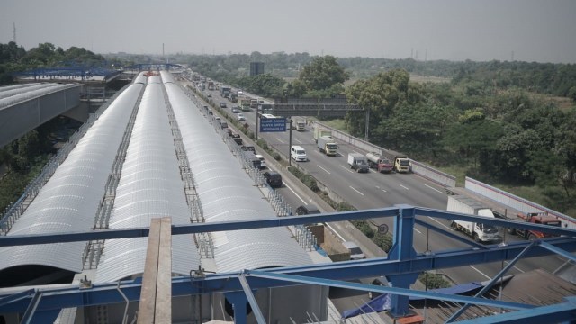Pembangunan jalan tol Jakarta-Cikampek II Elevated di KM 21, Bekasi. (Foto: Dok. Humas Kementerian BUMN.)