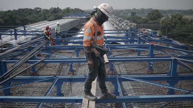 Pembangunan jalan tol Jakarta-Cikampek II Elevated di KM 21, Bekasi. (Foto: Dok. Humas Kementerian BUMN.)