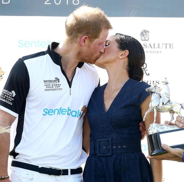 Meghan dan Pangeran Harry berciuman di depan publik (Foto: IG: @royalstylechild)