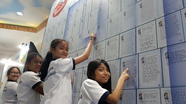 Anak-anak menunjuk surat dukungannya untuk para atlet (Foto:  Prameshwari Sugiri/kumparan)