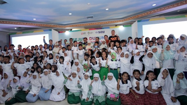 Menpora bersama anak-anak di acara Sejuta Dukungan untuk Indonesia (Foto:  Prameshwari Sugiri/kumparan)