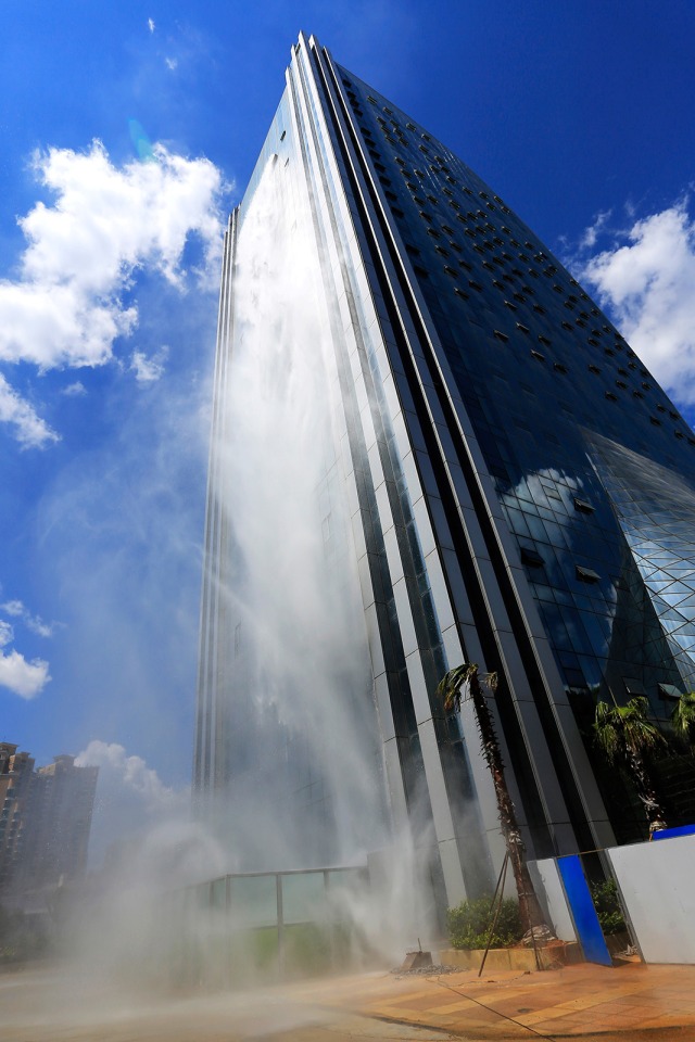 Air terjun di gedung kota Guiyang, China. (Foto: AFP)