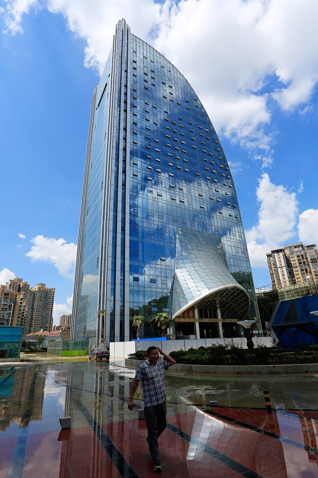 Air terjun di gedung kota Guiyang, China. (Foto: AFP)