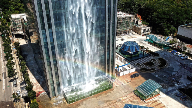 Air terjun di gedung kota Guiyang, China. (Foto: AFP)