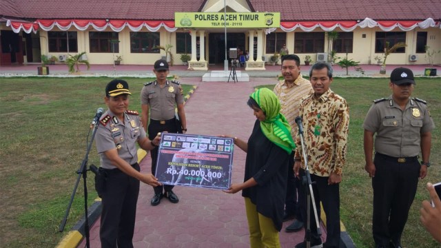 BKSDA Aceh menyerahkan piagam penghargaan kepada Kapolres Aceh Timur. (Foto: Dok. BKSDA Aceh)