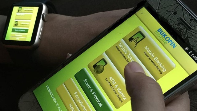 Nasabah bank Bukopin menggunakan fasilitas transaksi mobile menggunakan smartphone. Foto: instagram @bukopinsiaga